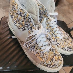 USED 7.5 Women's Nike hightop floral YELLOW